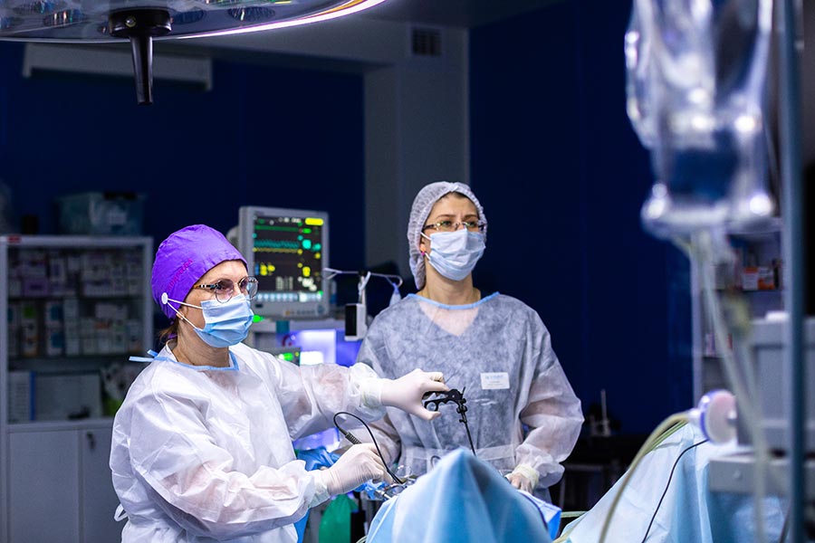 Гинекологи Андреева Юлия и Головина Елена проводят операцию по удалению эндометриоидной кисты