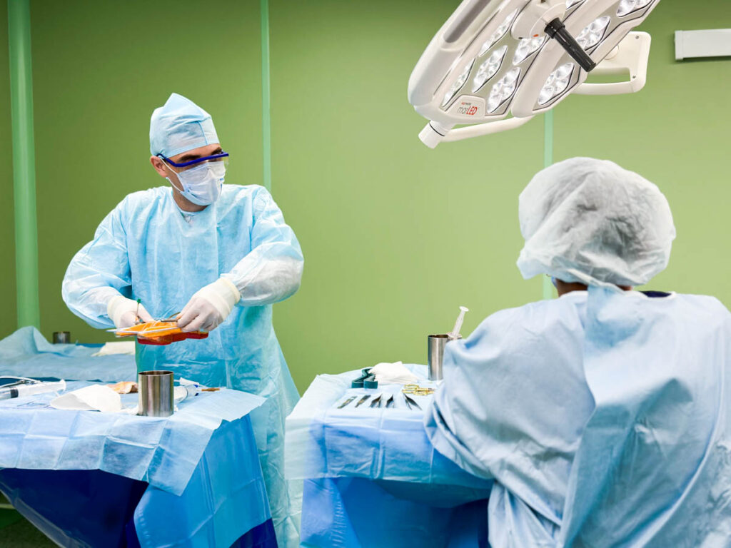 Протезирование полового члена. Части протеза после подготовки подаются к операционному столу.