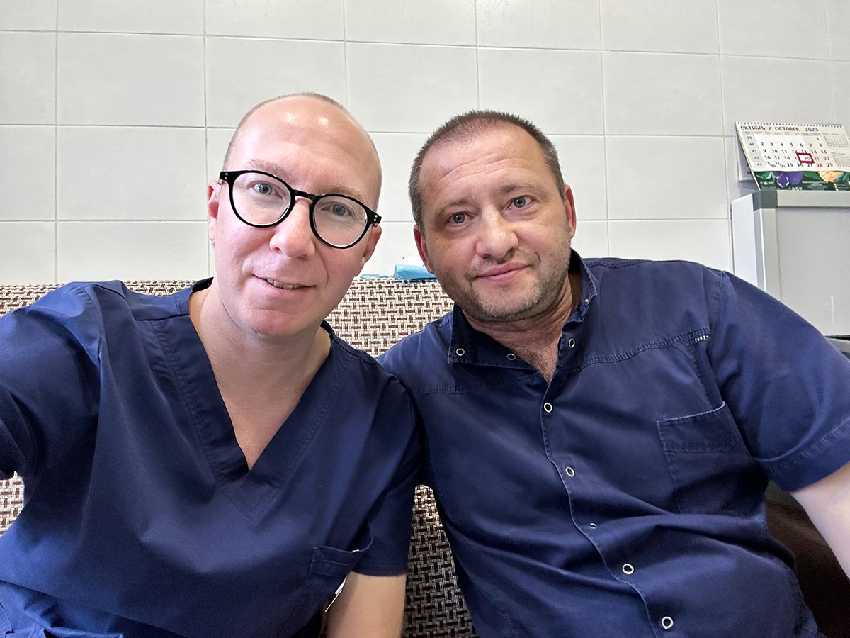 Врач андролог Константин Меньщиков с маркетологом Андреем в ординаторской L-clinic