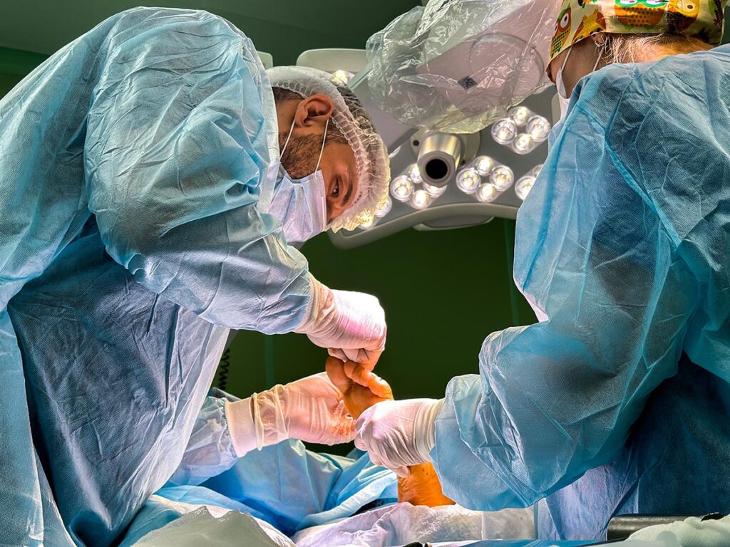 Третьяков Антон Александрович травматолог проводит операцию по исправлению деформации выпирающей косточки большого пальца на ноге Халюкс Вальгус
